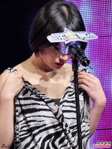 组图：花儿朵朵莫龙丹录节目 惧走光小动作不断