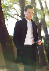 组图：马文龙拍晚秋树林写真 时尚绅士情迷大自然