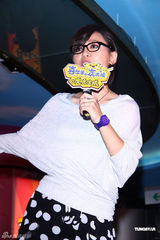 幻灯组图：周笔畅耍酷扮可爱 棒棒堂平底锅当贺礼 