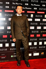 组图：佟大为帅气礼服亮相红毯 军装风显霸气