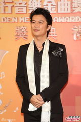 组图：福山雅治黑西服亮相 挥手致意显气质