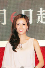 组图：《密战峨眉》北京发布会 高洋白裙优雅