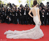 高清组图：伊娃-朗格利亚长裙亮相戛纳红毯