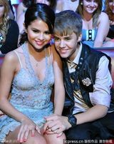 组图：2011青少年选择奖 比伯和女友亲吻晒甜蜜