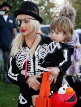 高清：克莉丝汀儿子曝光 母子俩骷髅装参加派对