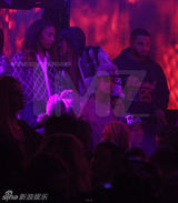 组图：比伯被捕前派对照曝光 裸上身与嫩模狂欢