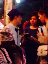 组图：陈冠希携女友悠闲逛夜市 与友人轻松嗨聊