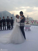 独家：直击刘璇王弢浪漫海上婚礼 新人深情拥吻