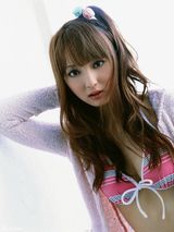 组图：佐佐木希玩变装秀 穿旗袍抱熊猫