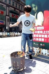 组图：小鬼黄鸿升特殊方式为新书《赤鬼流》搏宣传 