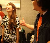 组图：国民妹妹IU拍广告 可爱魅力折服工作人员