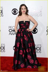 组图：美国人民选择奖红毯Max戴琳斯秀雪白F乳