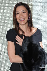 组图：杨紫琼甜蜜秀求婚戒指 桂纶镁欢迎圣诞相约