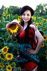 组图：陶红拍摄秋日写真 火焰装中透柔情