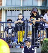 高清组图：贝克汉姆带三个儿子迪斯尼乐园游玩