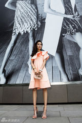 组图：吕一时尚街拍 仲夏变身气质名媛