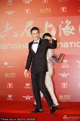 组图：《盲探》剧组走红毯 刘德华帅气现身