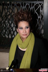 组图：甄妮演唱会庆生 望再结良缘添两子