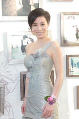 组图：港星文颂娴奉子成婚 宣布已怀孕三个月