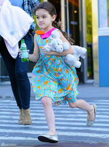 组图：6岁苏瑞可爱现身 花裙抢眼毛绒玩具不离身