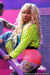 组图：麻辣鸡个唱粉丝强行上台 与保镖激烈扭打