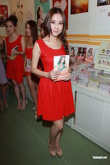 组图：众嫩模性感现身书展集体秀爆乳