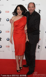 幻灯图：群星齐聚电影节之夜活动 布吉特举止出位