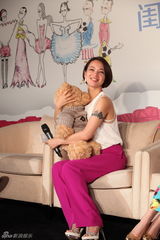 组图：《粉红女郎》发布会 结婚狂阿雅左拥右抱