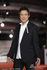 组图：罗大佑亮相金马奖红毯大气摆POSE