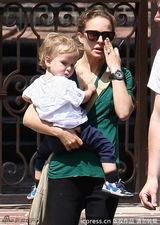 组图：娜塔丽-波特曼单手抱娃 小家伙萌样可爱