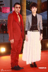 幻灯：香港金像奖颁奖红毯 李宇春裙摆飞扬