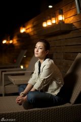 组图：秦海璐登《famous名》 时尚大片优雅淡然