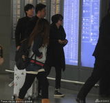 组图：张智霖袁咏仪合体捞金 保镖保护气势足