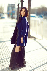 组图：姚贝娜春日街拍曝光 亮色大衣显潮范