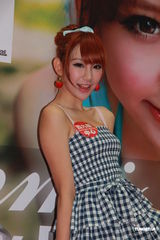 组图：谢芷蕙出写真性感现身 台上摔倒难掩尴尬