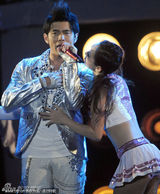 组图：周杰伦个唱“英伦”出新调 性感伴舞热辣贴身