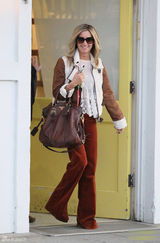 组图：阿什丽-提斯黛尔街拍 灯芯绒长裤搭外套