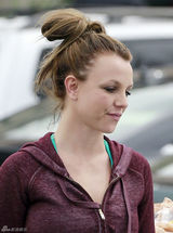 组图：布兰妮素面朝天逛超市 一身休闲不修边幅