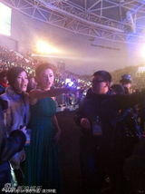 组图：张柏芝商演似遇突发状况 望远方神情紧张