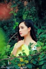 组图：女子酷似杨幂  网友直呼傻傻分不清