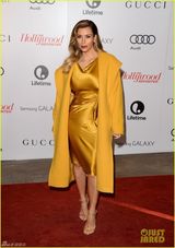 组图：卡戴珊土豪金裙巨乳难挡凸点见客