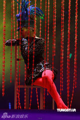 高清组图：郑伊健演唱会 舒淇登台与其热吻