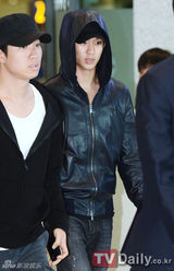 组图：韩星金秀贤结束英国行程返韩