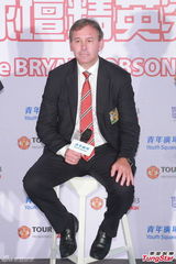 组图：白赖仁笠臣亮相 洪天明欲培养儿子踢球