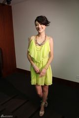 组图：应采儿出席活动露平坦小腹 自嘲“做人难”