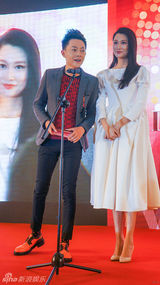 组图：张皓然亮相活动 携手李斯羽秀闺蜜情