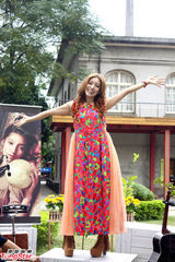 组图：梁心颐发新专辑草地开唱变身精灵