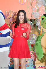 组图：钟嘉欣红色裙装亮相 笑容甜美大方秀美腿