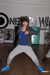 组图：容祖儿为节目彩排兴致高