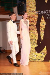 组图：张家辉Baby获最佳衣着 吐槽根本走不动路